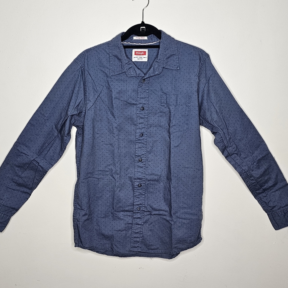 Wrangler women's M blue cotton button up collared shirt
